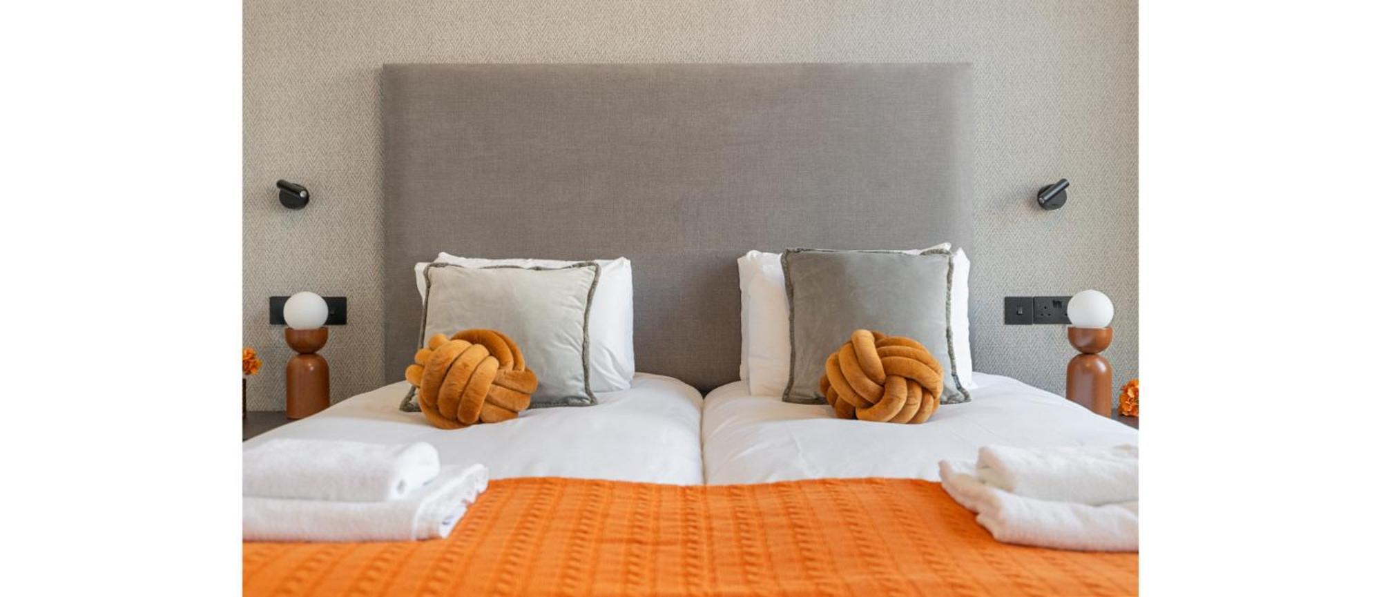 Apartament Simplicity Meets Warmth: 1-bed Delight *