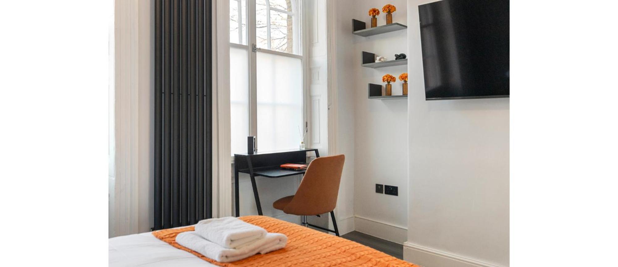Simplicity Meets Warmth: 1-bed Delight Apartament Londra